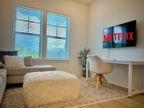 Iron/ironing board, WiFi, bed sheets - Modern, WorkerFriendly, Washer, Pool, Gym, Wifi (Sherman)