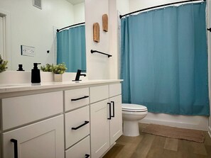 Bathroom - Modern, WorkerFriendly, Washer, Pool, Gym, Wifi (Sherman)