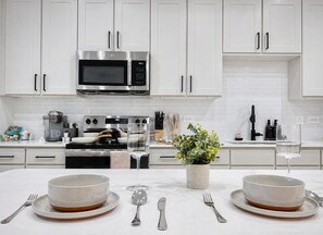 Fridge, microwave, oven, stovetop - West Sherman WorkerFriendly, Quiet, W/D, Pool+Gym (Sherman)