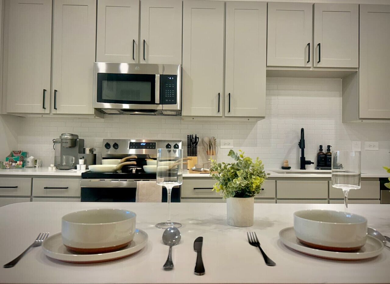 Refrigerador, microondas, horno y parrilla de estufa 