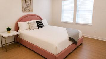 Tabla de planchar con plancha, wifi y ropa de cama