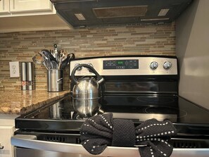 Fridge, microwave, oven, stovetop - Stunning 1BR near @ TheHeights w/ BBQ, Gym+Pool (Houston)