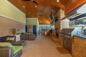 Terrace/patio - Stunning 1BR near @ TheHeights w/ BBQ, Gym+Pool (Houston)