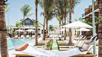 Een buitenzwembad en een verwarmd zwembad