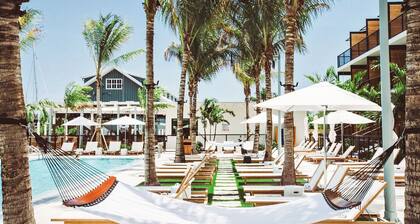 Charming and Romantic 1-bedroom boat with AC located at The Perry Marina