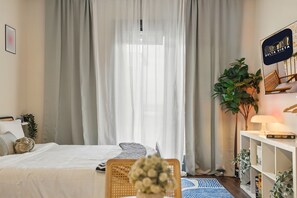 Een strijkplank/strijkijzer, wifi, beddengoed