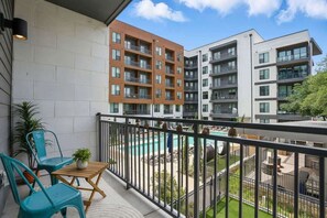 Property grounds - 6min to Domain | 12min DT | Studio- Pool & Parking (Austin)