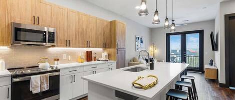 Réfrigérateur, micro-ondes, four, plaque de cuisson