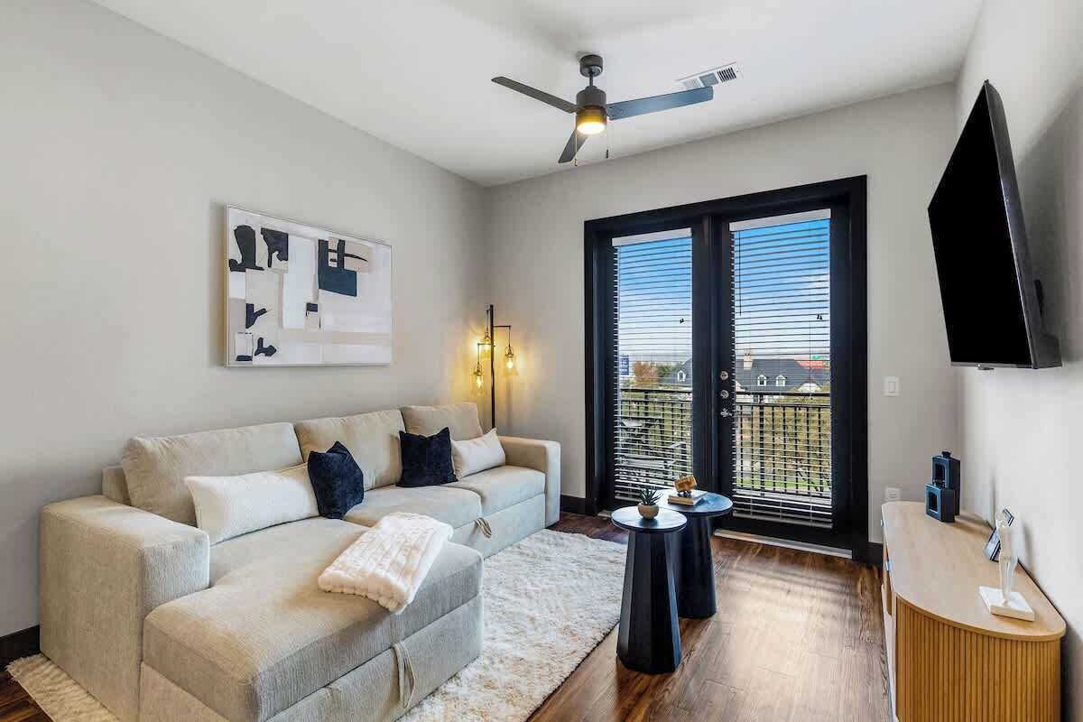 Televisión, chimenea y oficina 