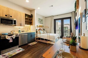 Iron/ironing board, WiFi, bed sheets - 6min to Domain | 12min DT | Balcony + Free Parking (Austin)