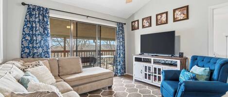 Apartment, Mehrere Betten, Balkon, Bergblick (Ozark Overlook Escape) | Wohnbereich