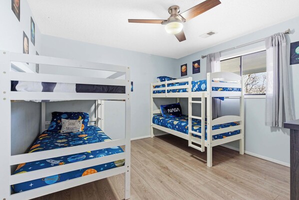 A room with bunk beds, a ceiling fan, and a window with curtains. - Ozark Overlook Escape For 6 (Branson West)
