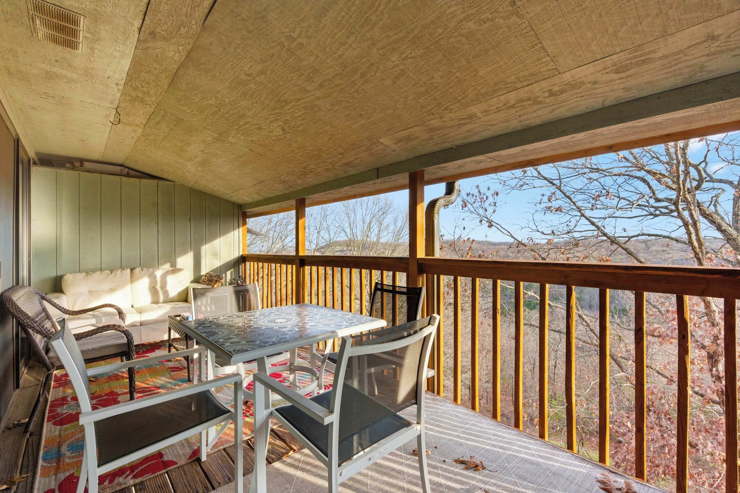 Apartamento, varias camas, balcón, vistas a la montaña (Ozark Overlook Escape) | Restaurante al aire libre