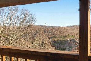 Condo, várias camas, sacada, vista para a montanha (Ozark Overlook Escape) | Vista do quarto