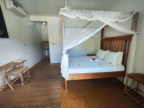 Habitación Deluxe con 1 cama matrimonial o 2 individuales, vista a la alberca | Escritorio, espacio para trabajar con laptop y wifi gratis