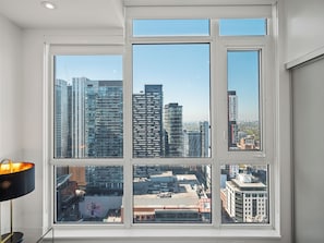 Desk, free WiFi - The Kingsmont Suites (Toronto)