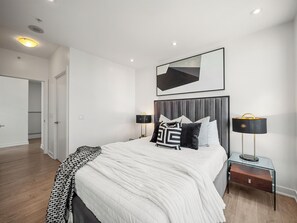 Desk, free WiFi - The Kingsmont Suites (Toronto)