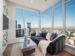 Living area - The Kingsmont Suites (Toronto)