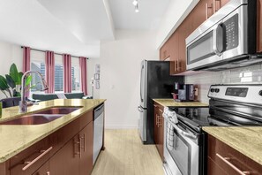 ثلاجة، ميكروويف، فرن، موقد طهي مسطح