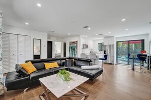 Smart TV - Cute 3 Bedroom 2 Bathroom Pool Home (Hollywood)