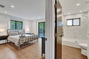 Shower, hair dryer, towels, soap - Cute 3 Bedroom 2 Bathroom Pool Home (Hollywood)