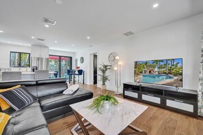 Smart TV - Cute 3 Bedroom 2 Bathroom Pool Home (Hollywood)