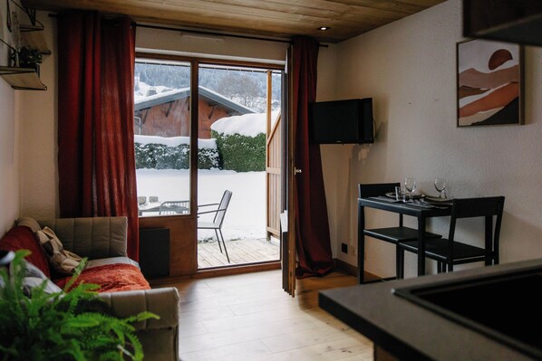 Living area - Charming, cosy studio near village center and ski slopes (Praz-sur-Arly)