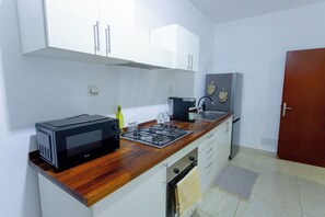 Four à micro-ondes, un four, surface de cuisson
