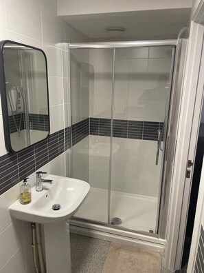 Deluxe Apartment, 2 Bedrooms, Non Smoking, Courtyard View | Bathroom | Combined shower/bathtub, free toiletries, towels, toilet paper - Maison 109 Suite (Glasgow)