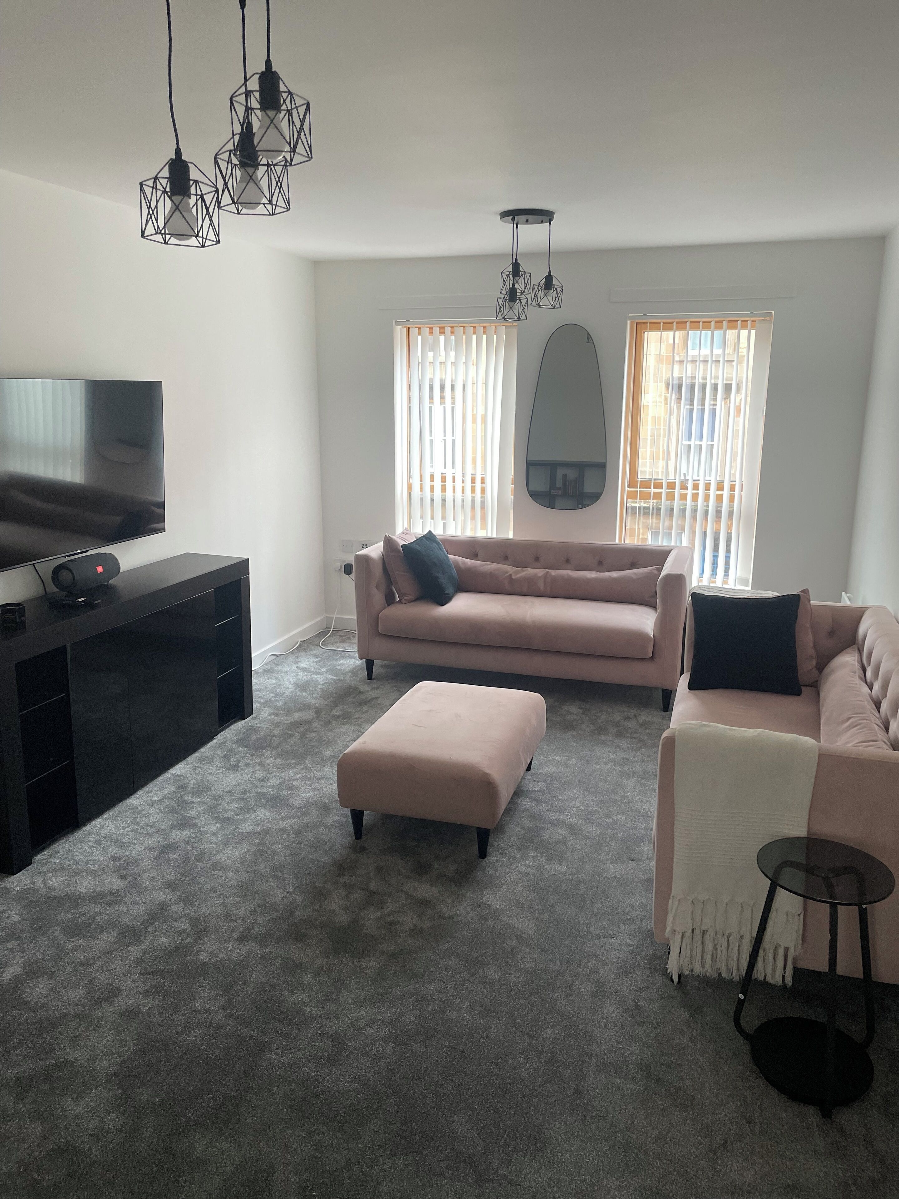 Leilighet – deluxe, 2 soverom, ikke-røyk, bakgårdsutsikt | Oppholdsområde | En 55-tommers smart-TV med digitale kanaler samt strømmetjenester