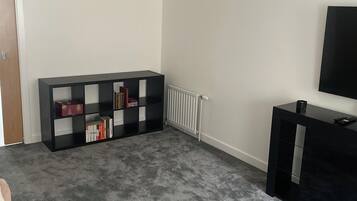 Deluxe Apartment, 2 Bedrooms, Non Smoking, Courtyard View | Living area