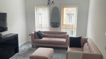 Deluxe Apartment, 2 Bedrooms, Non Smoking, Courtyard View | Living area