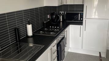 Deluxe Apartment, 2 Bedrooms, Non Smoking, Courtyard View | Private kitchen | Full-sized fridge, microwave, oven, stovetop