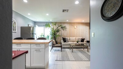 Cozy 2-bedroom condo in peaceful studio city with AC