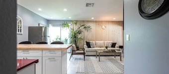 Cozy 2-bedroom condo in peaceful studio city with AC