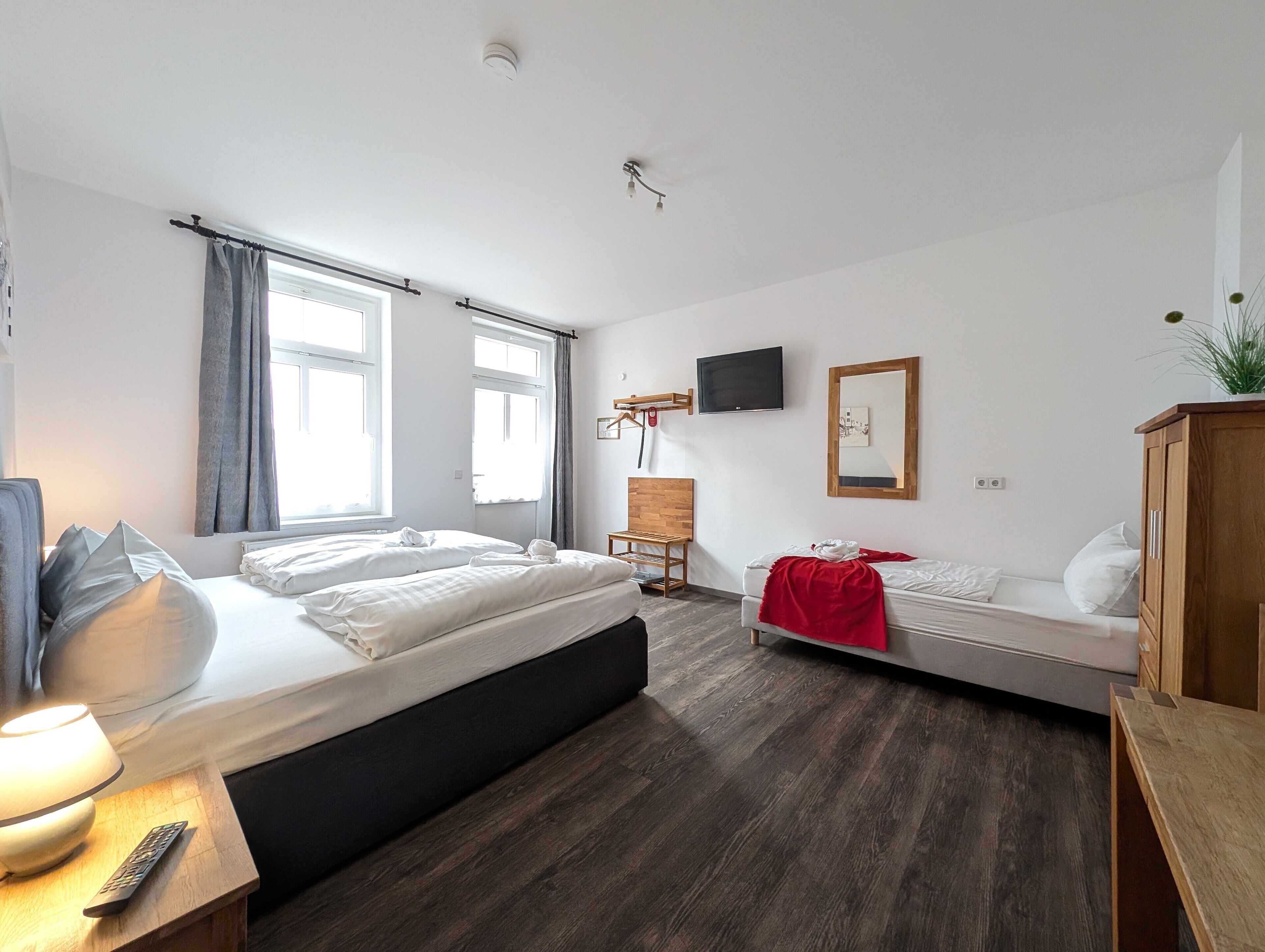 Standard-Dreibettzimmer, Blick auf den Innenhof | Verdunkelungsvorhänge, kostenloses WLAN