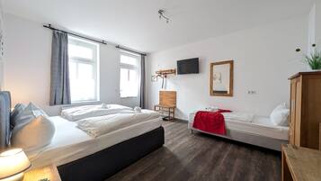 Standard-Dreibettzimmer, Blick auf den Innenhof | VerdunkelungsvorhÀnge, kostenloses WLAN