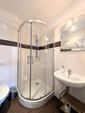 Standard-Doppelzimmer, Blick auf den Innenhof | Badezimmer