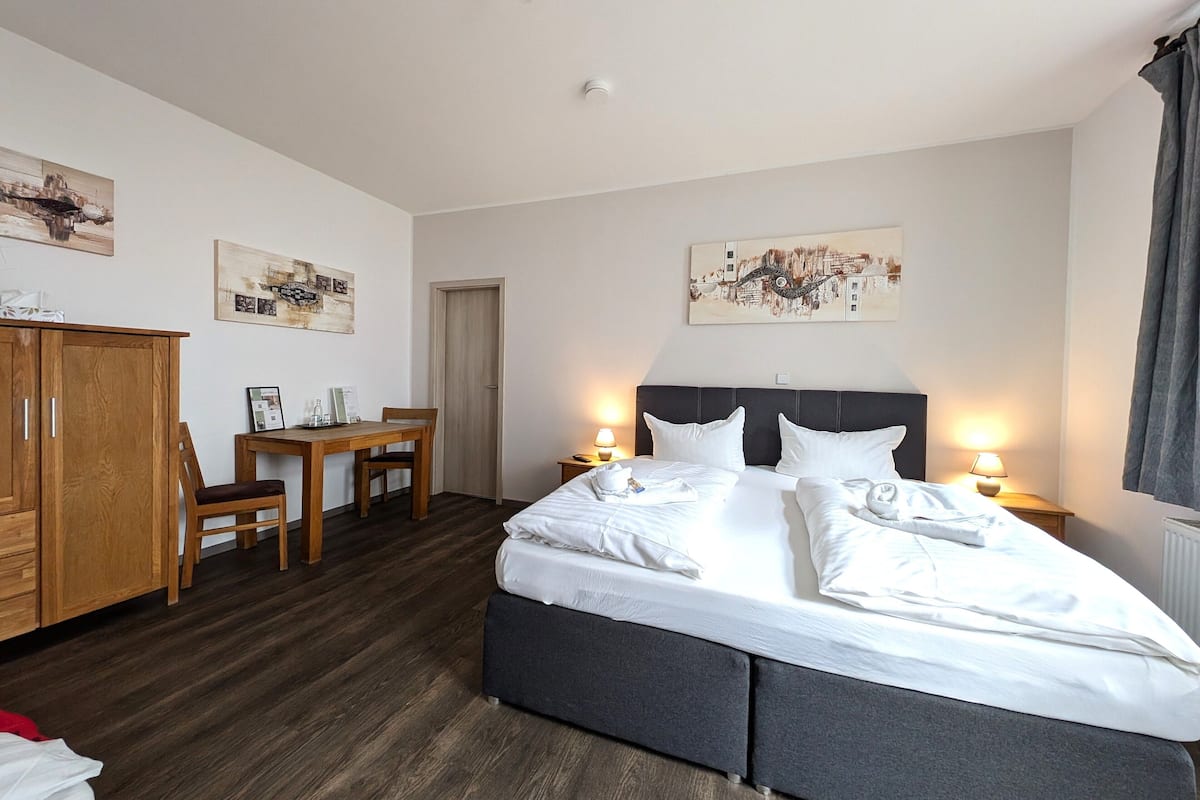 Standard-Dreibettzimmer, Blick auf den Innenhof | Verdunkelungsvorhänge, kostenloses WLAN