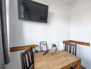 Standard-dobbeltværelse - udsigt til gårdsplads | Spiseområde