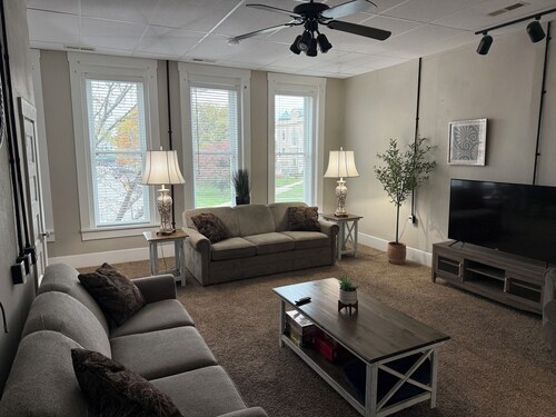 Entire 3 Bedroom Apartment on Historic Centerville Square near Lake Rathbun