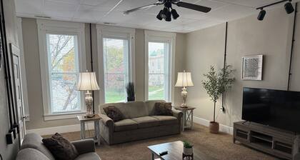 Entire 3 Bedroom Apartment on Historic Centerville Square near Lake Rathbun