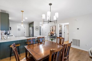 公寓式客房, 多张床, 阳台, 花园景观 (Avondale Hideaway) | 用餐