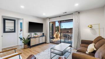 Condo, Multiple Beds, Balcony, Garden View (Avondale Hideaway) | Living area