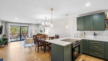 Condo, Multiple Beds, Balcony, Garden View (Avondale Hideaway) | Private kitchen