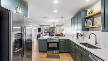 Condo, Multiple Beds, Balcony, Garden View (Avondale Hideaway) | Private kitchen