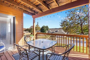 Lejlighed - flere senge - balkon - udsigt til have (Avondale Hideaway) | Udendørs spisemuligheder