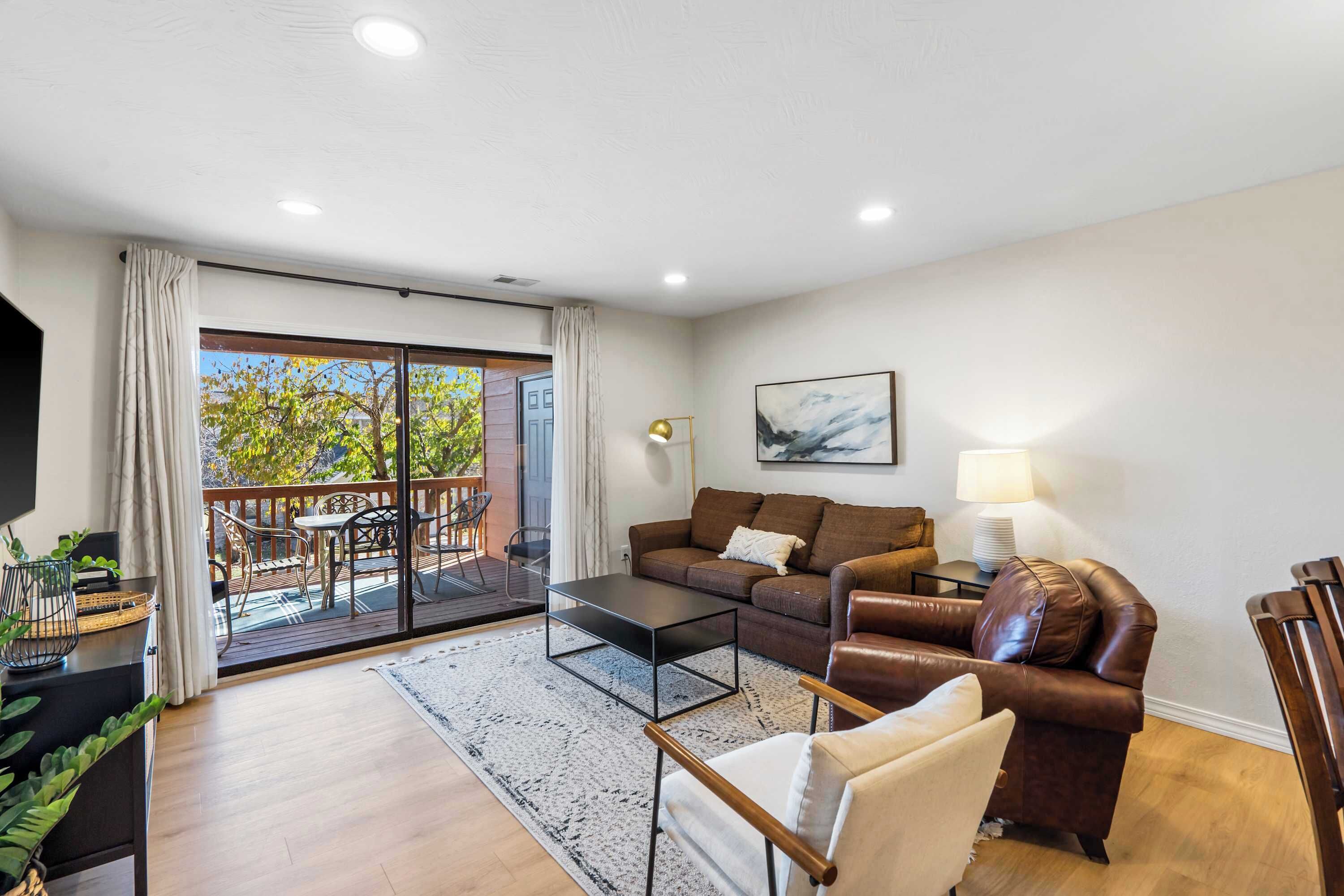 Condo, Multiple Beds, Balcony, Garden View (Avondale Hideaway) | Living area