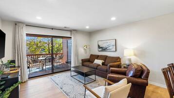 Condo, Multiple Beds, Balcony, Garden View (Avondale Hideaway) | Living area