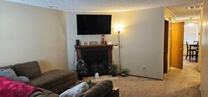 Living area - 3-bedroom house in lancaster. (Lancaster)